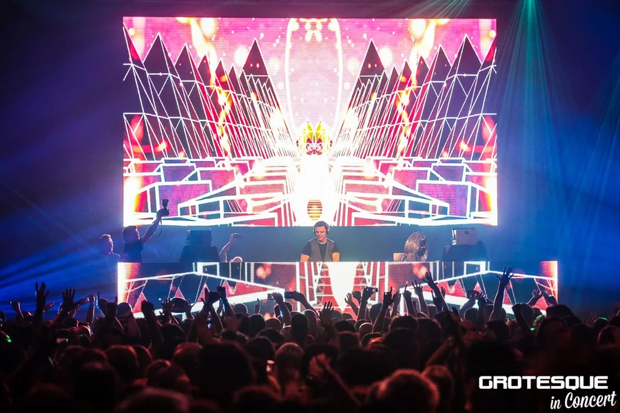 Recovered archive image of Markus Schulz live visuals