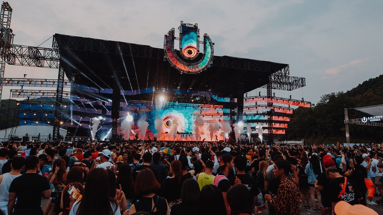 Wide crowd view of Duke Dumont's Ultra Korea performance