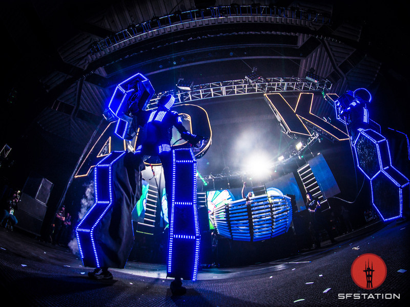 Wide front view of the Aokify America hexagonal scenic frames and central video booth